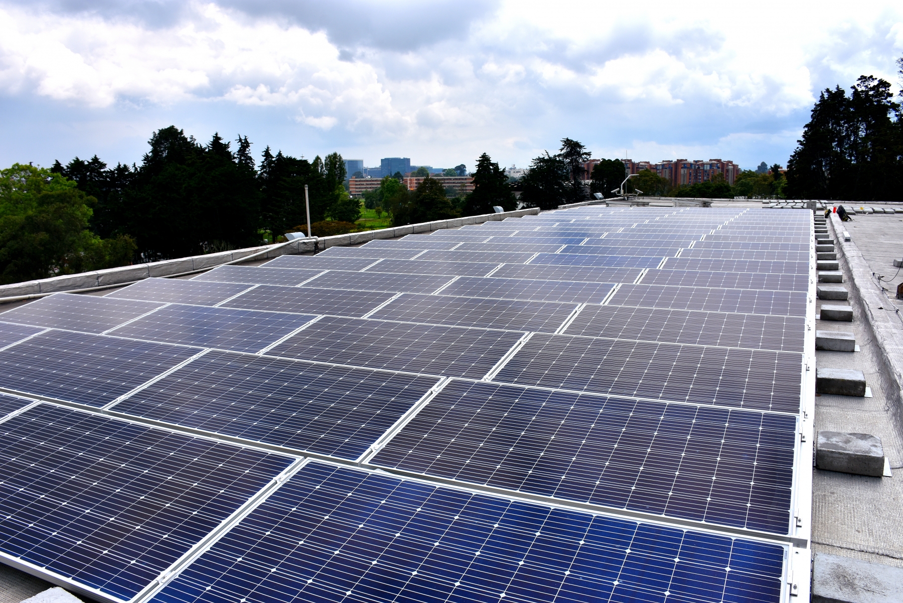 En funcionamiento 220 paneles solares instalados en Facultad de Medicina