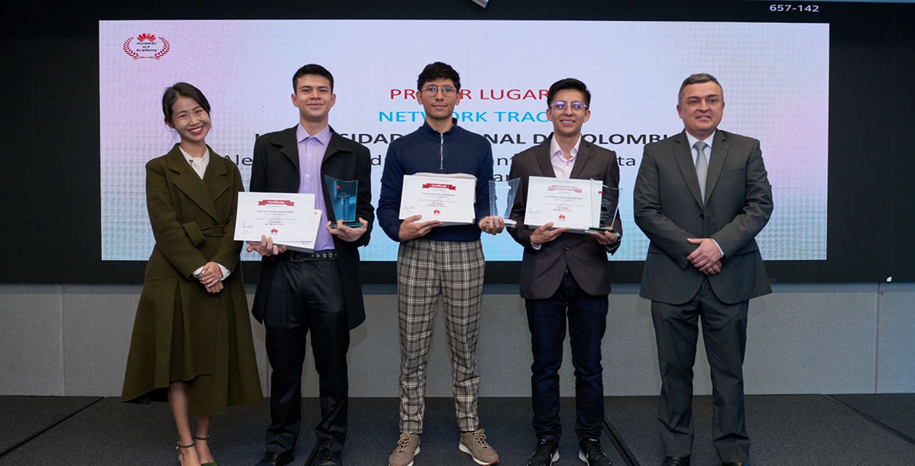 Tres estudiantes de la FIBOG representaron a la Universidad Nacional en la Huawei ICT Competition