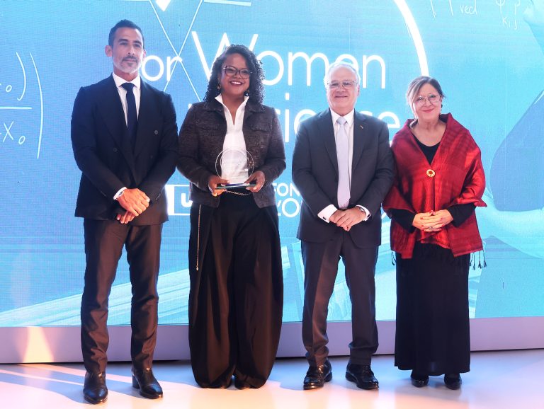 L’Oréal y la UNESCO otorgaron el premio internacional «Mujeres en la Ciencia 2025» a la profesora Sonia Cecilia Mangones